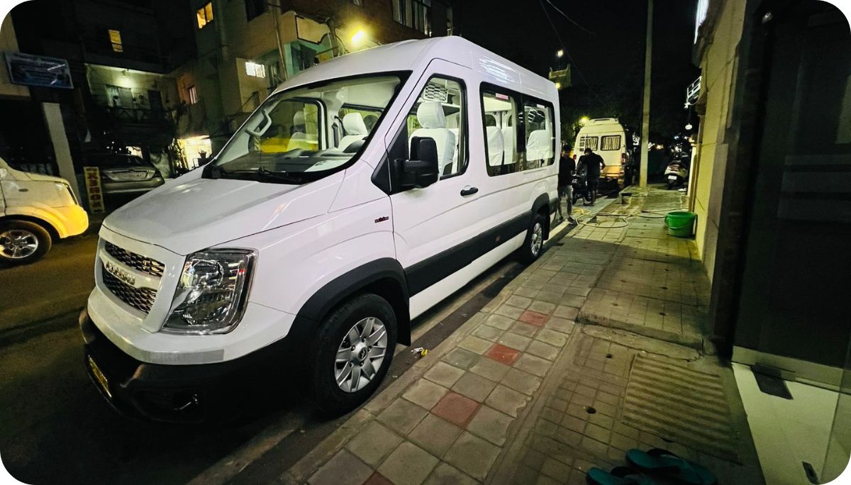 Force Urbania 9+D Luxury Seater.jpg